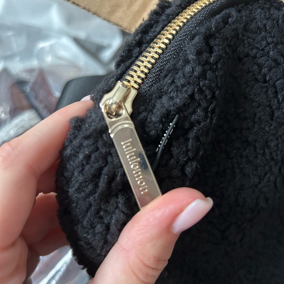 Lululemon Everywhere Fleece Belt Bag 1L - Picture 8 of 9
